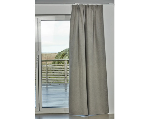 Grå gardin framför en altandörr