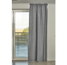 Grå gardin framför en altandörr