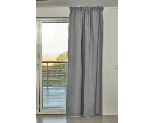 Grå gardin framför en altandörr