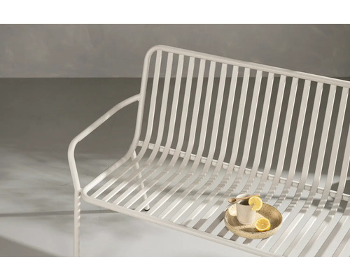 Trädgårdsbänk i metall med kopp och citron