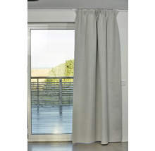 Utsikt över en gardin framför en altandörr