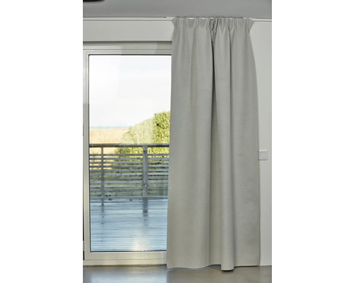 Utsikt över en gardin framför en altandörr