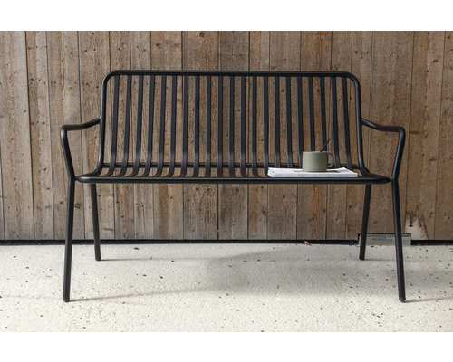 Trädgårdsbänk i metall med bok och kopp