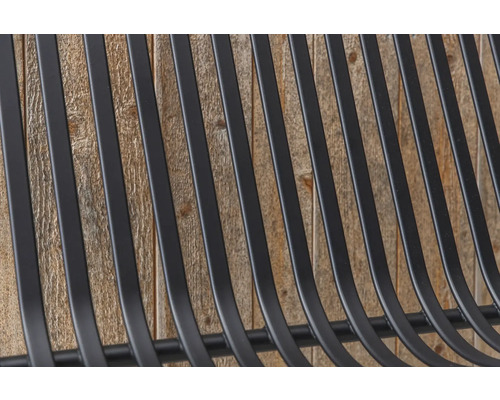 Detaljvy av en trädgårdsbänk med träpanel i bakgrunden