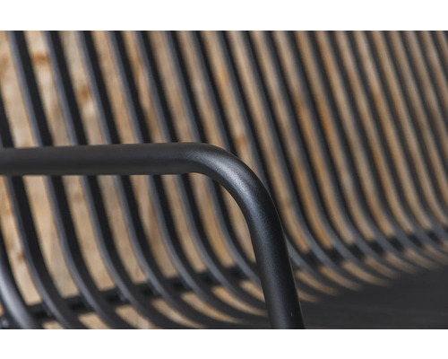 Detaljvy av en trädgårdsbänk med träribbor och metallram