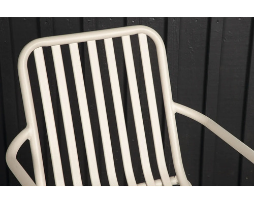 Närbild av en vit trädgårdsstol med armstöd