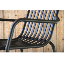 Detalj av en metallstol för utomhusbruk