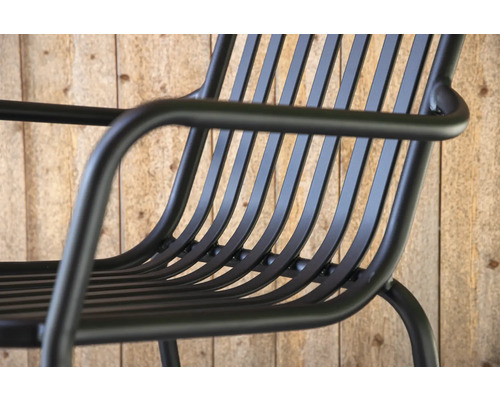 Detalj av en metallstol för utomhusbruk