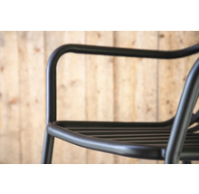 Detaljvy av en metallstol