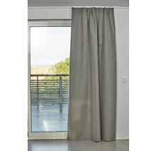 Grå gardin framför en altandörr