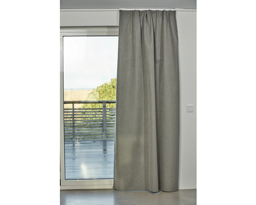 Grå gardin framför en altandörr