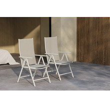 Två vita hopfällbara stolar med armstöd och tygklädsel