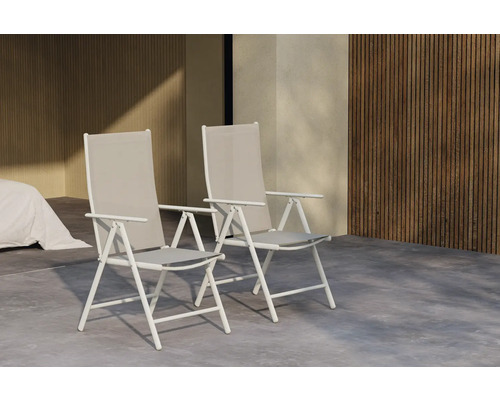 Två vita hopfällbara stolar med armstöd och tygklädsel