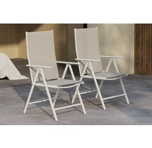 Två vita fällbara stolar för utomhusbruk