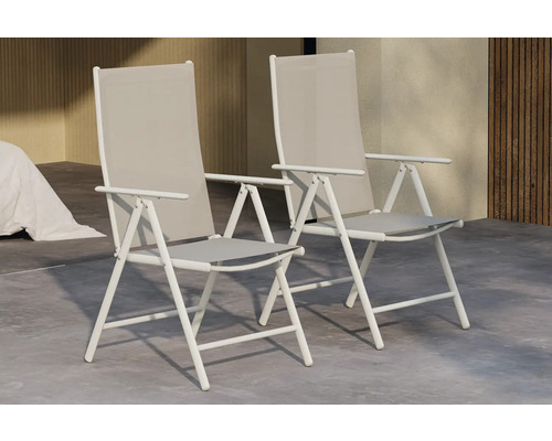 Två vita fällbara stolar för utomhusbruk
