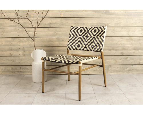 Stol med flätad sits och ryggstöd i geometriskt mönster