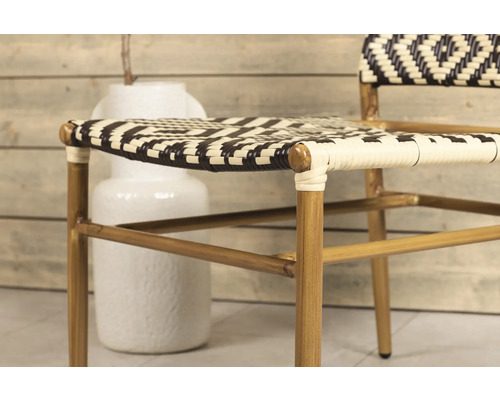 Detaljvy av en stol med rottingmönster