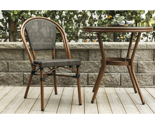 Trädgårdsstol och trädgårdsbord av rotting på en terrass