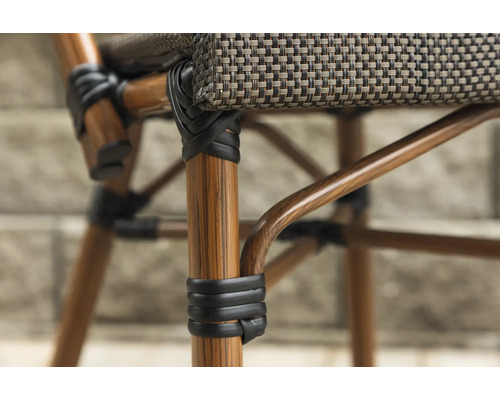 Detaljvy av en stol med flätad sits och träben