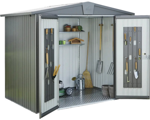 Öppet redskapsbod med trädgårdsredskap och hyllor