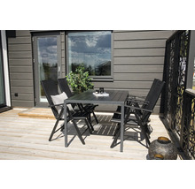 Trädgårdsbord med stolar på en terrass