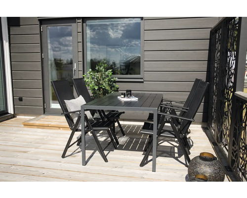 Trädgårdsbord med stolar på en terrass