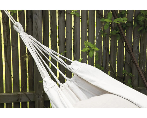 Detalj av en vit hängmatta med repupphängning i trädgården