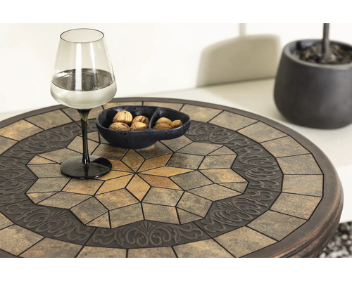 Dekorativt sidobord med mosaikmönster, dryck och skål med nötter