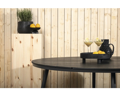 Trädgårdsscen med runt bord, drycker och dekoration mot trävägg