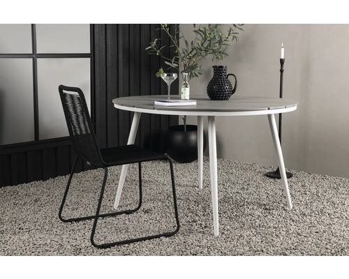 Trädgårdsscen med runt bord, stol och dekoration utomhus