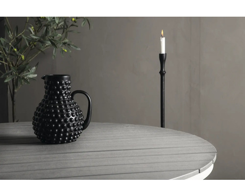 Dekorativ bordsdekoration med kanna och ljus