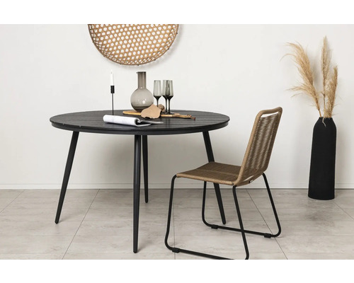 Matbord med stol, vas, ljusstake och dekoration på ett kaklat golv