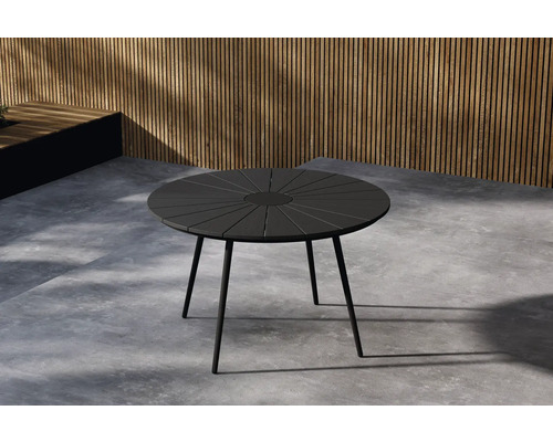 Runt trädgårdsbord med tre ben på en terrass