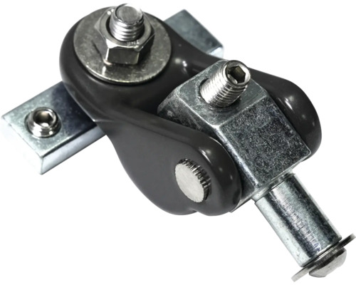 Detaljbild av ett beslag med skruvar och muttrar