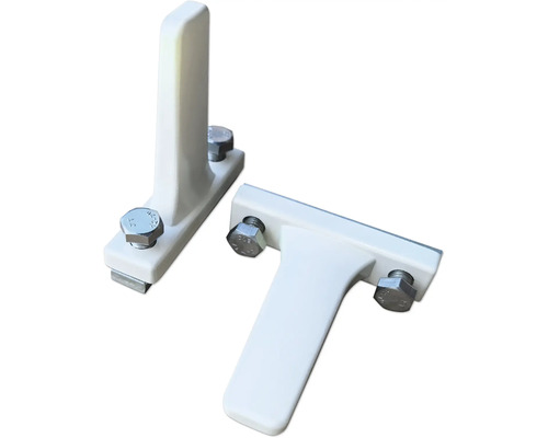 Två vita T-formade fönsterhandtagshållare med skruvar
