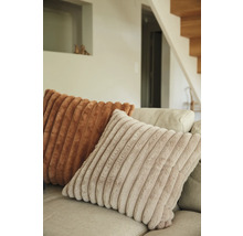 Dekorativa kuddar med ribbad struktur på en soffa