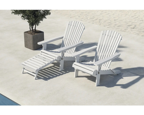 Två vita Adirondack-stolar med fotstöd på en terrass