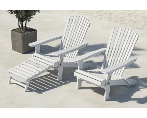 Två vita Adirondack-stolar med fotstöd och blomlåda på en terrass
