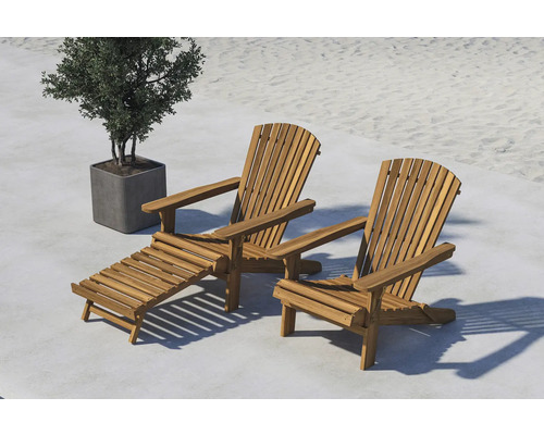 Två Adirondack-stolar i trä med fotstöd och en blomkruka i bakgrunden.