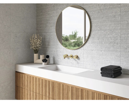 Badrum med handfat, spegel och grå kakelplattor