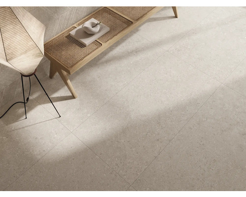 Ljust golv med klinkerplattor och sittbänk med lampa