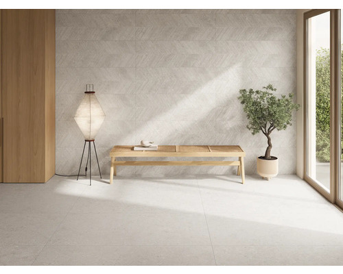 Ljust rum med vägg- och golvplattor, bänk, golvlampa, krukväxt och fönster