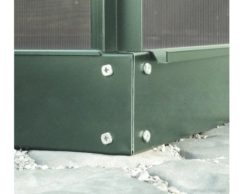 Detaljvy av en växthuskonstruktion med skruvar