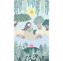 Illustration av en sjöjungfru med krabbor på stranden under träd och solen.