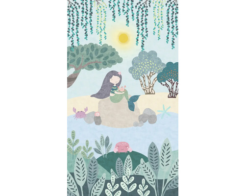 Illustration av en sjöjungfru med krabbor på stranden under träd och solen.