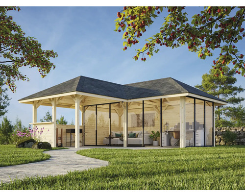 Fristående träpaviljong med slutna sidoväggar och mörkt tak i trädgårdslandskap