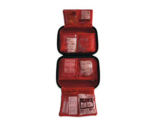 Öppen, röd första hjälpen-väska med flera fack och diverse första hjälpen-artiklar
