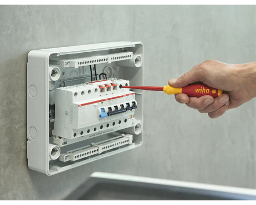 Installation av en säkringsdosa med en skruvmejsel från Wiha