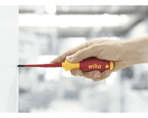 En hand använder en Wiha skruvmejsel.