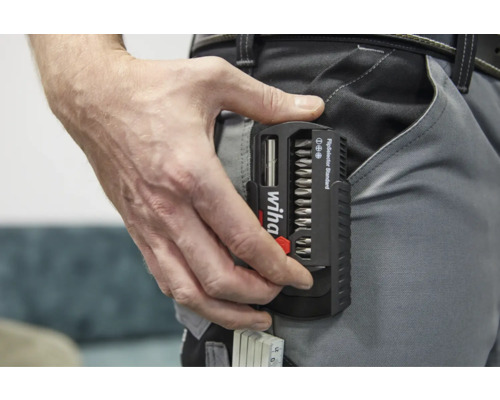 Wiha Logo. Närbild av en man med Wiha FlipSelector bitsats Standard i bältet.